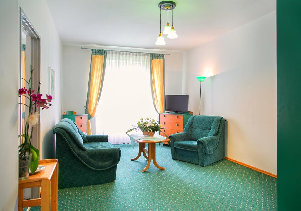 Hotel Monttis Sucha Beskidzka Eksteriør bilde